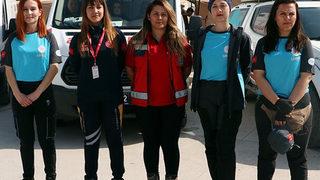 Kadın ambulans şoförleri, depremzedeler için seferber oldu