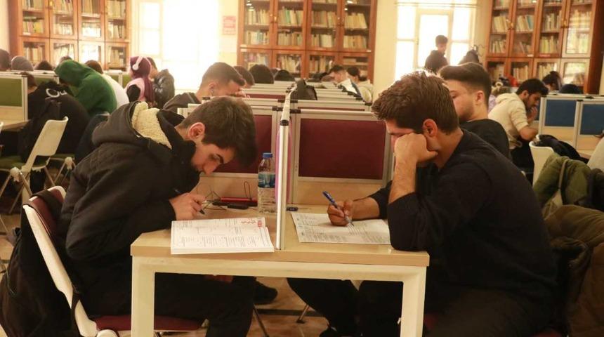 Şanlıurfa'da depremzede öğrenciler sınavlara kütüphanede hazırlanıyor