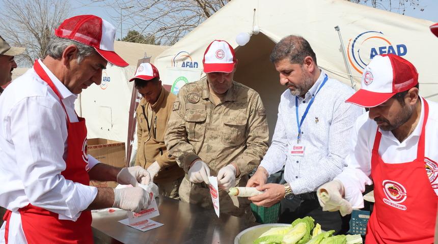 Adıyaman'da depremzedelere günde 5 bin dürüm çiğ köfte dağıtılıyor