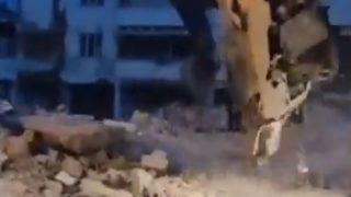 Enkazın altından çıkartıldı! Lüks marka otomobilin eski halinden eser kalmadı...Son hali şaşkına çevirdi