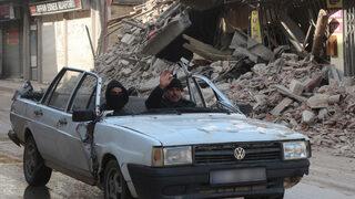 Arabasını enkazın altından böyle çıkarttırmış! 'Arabanın anahtarını al dedim bir baktım...' Üzeri açık şekilde eşyalarını taşıdı