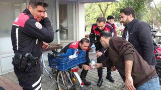 Polis ekipleri kan ter içinde kaldı! Vatandaşlar su ve ayran ikram etti... Uyuşturucu krizine giren şahıs herkesi panikletti