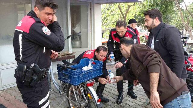 Polis ekipleri kan ter içinde kaldı! Vatandaşlar su ve ayran ikram etti... Uyuşturucu krizine giren şahıs herkesi panikletti