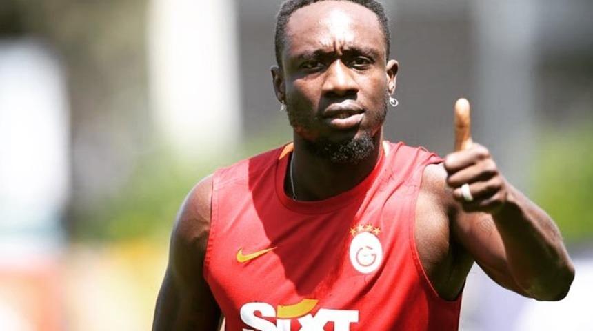 Futbolcu Mbaye Diagne otostop çeken öğrencileri arabasına aldı! Ortaya renkli görüntüler çıktı