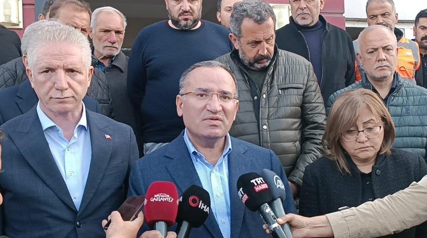 Bakan Bozdağ deprem bölgesinde! 'Barınma ve diğer sorunlarının çözüldüğünü gördüm'