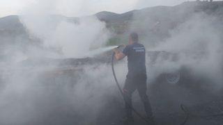 Osmaniye'de deprem bölgesine iş makinesi taşıyan tırın dorsesi yandı