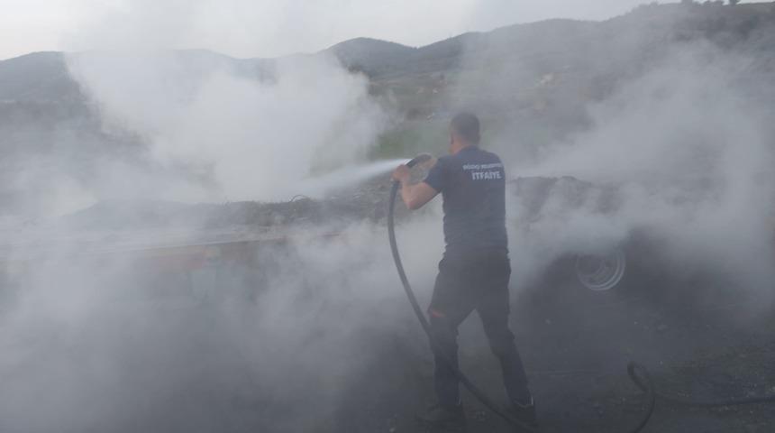 Osmaniye'de deprem bölgesine iş makinesi taşıyan tırın dorsesi yandı