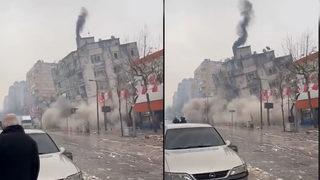 Depremde ağır hasar alan binadan çıkmayı başardı, yıkılma anını saniye saniye kaydetti