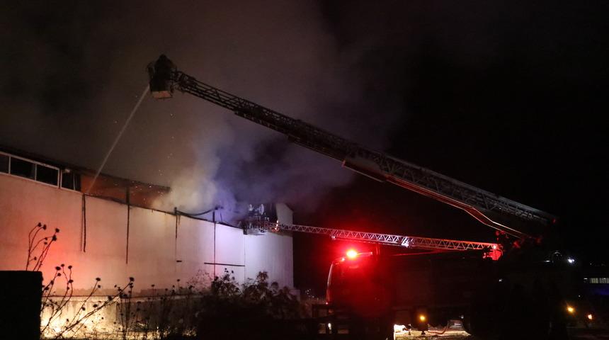 Burdur'da fabrikada &ccedil;ıkan yangında 5 iş&ccedil;i dumandan etkilendi