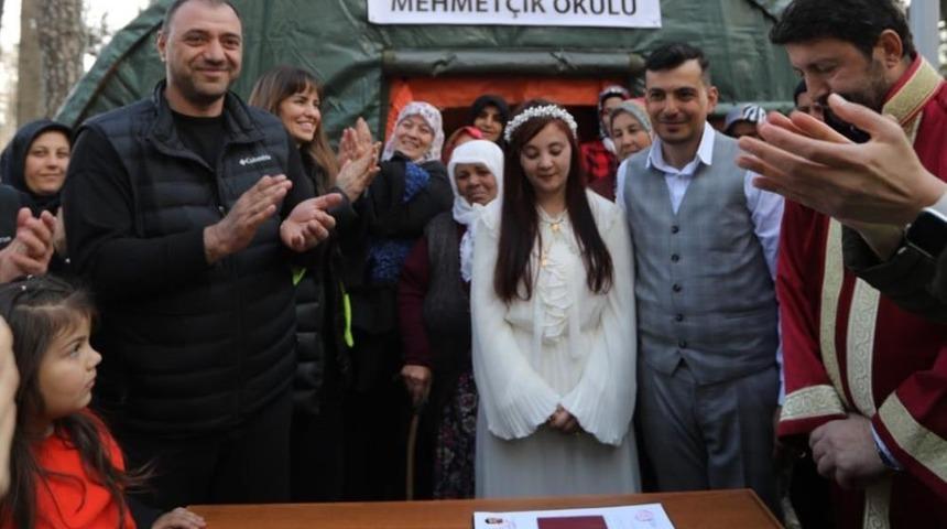 Kahramanmaraş'taki çadır kentte ilk nikah! "Umut olsun diye evlendik"