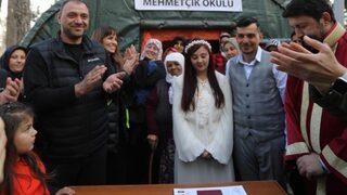 Kahramanmaraş'taki çadır kentte ilk nikah! Umut olsun diye evlendik