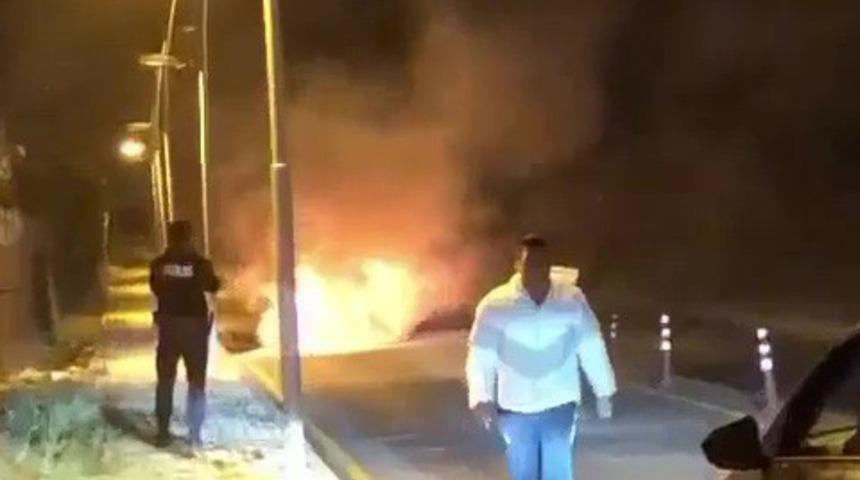 Büyükçekmece’de alev topuna dönen otomobil kamerada