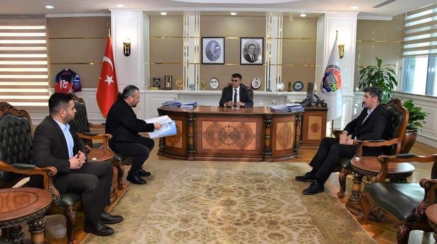 Karab&uuml;k İdman Yurdu yardım ma&ccedil;ından toplanan gelirin dekontunu Vali G&uuml;rel&rsquo;e teslim etti