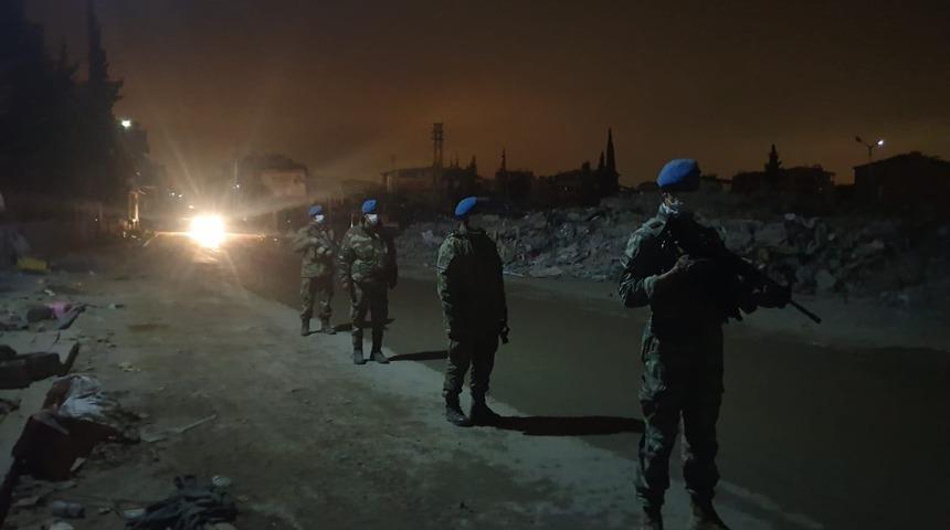 TSK deprem bölgesinde devriye görevini sürdürüyor