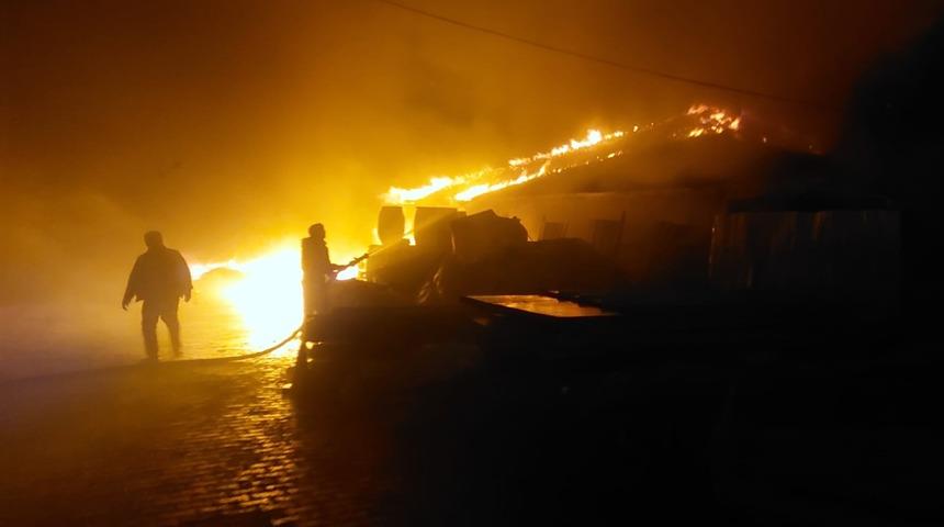 Kocaeli'de depoda çıkan ve gecekonduya sıçrayan yangın söndürüldü