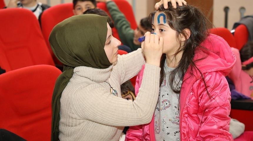 Erciş Belediyesinden depremzede &ouml;ğrencilere sinema etkinliği
