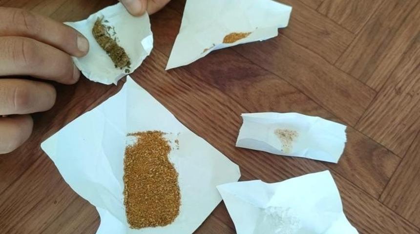 Otobüsteki yolcuların üzerinden uyuşturucu madde ele geçirildi