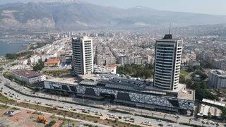 İzolatör yoktu ama... Önündeki yolda bile çökmeler oldu! 87 metrelik iki kuleli yapı yerinden oynamadı