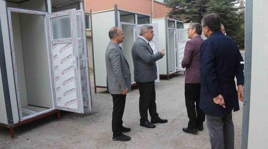 Öğrenciler deprem bölgesi için seyyar duş ve tuvalet yaptı