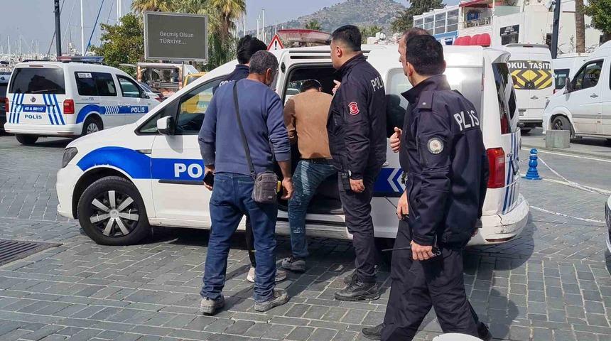 Kaçak binaları yıkılınca belediye binasına baskın yaptılar