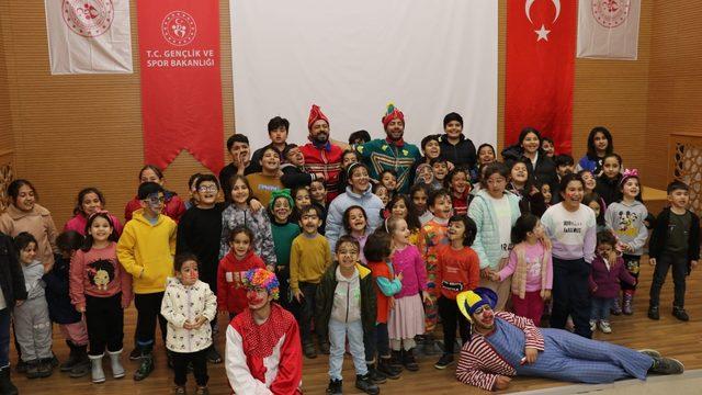 Depremzede çocuklar Hacivat ve Karagöz’le güldü