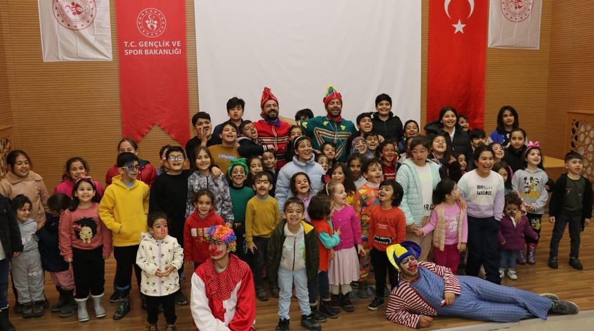 Depremzede çocuklar Hacivat ve Karagöz’le güldü