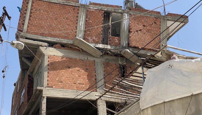 Depremin yıktığı binada şaşkına çeviren görüntü! Ortadan kayboldu
