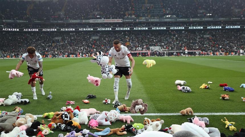 Beşiktaş tribünlerinden atılan oyuncaklar, İskenderun'a ulaştı!