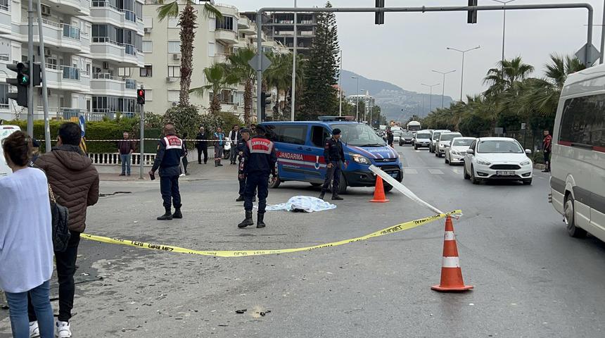 Alanya'da trafik kazasında depremzede 3 kişi öldü, 4 kişi yaralandı