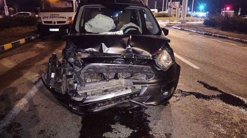 Kırmızı ışık ihlali kaza getirdi: 2 yaralı