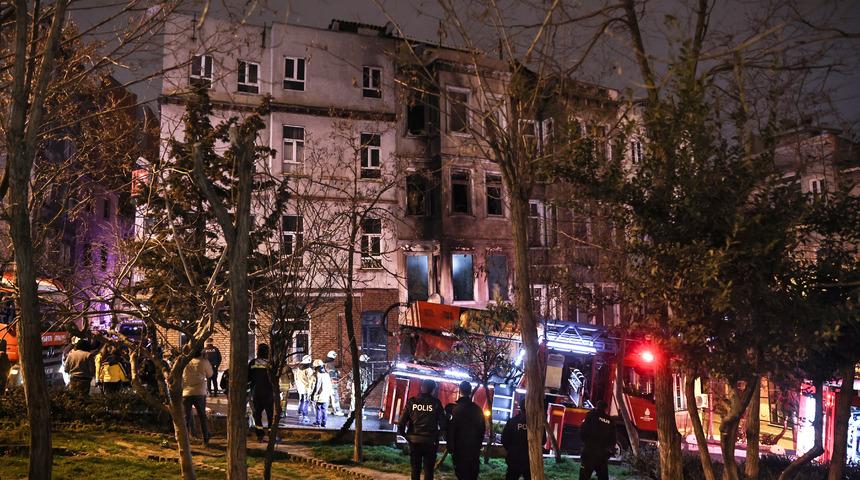 Beyoğlu'nda bir binada &ccedil;ıkan yangın s&ouml;nd&uuml;r&uuml;ld&uuml;