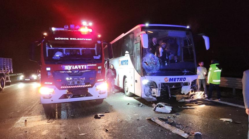 Anadolu Otoyolu'nun D&uuml;zce kesiminde zincirleme kazada 2 kişi &ouml;ld&uuml;, 7 kişi yaralandı