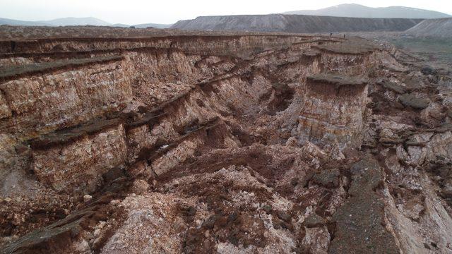 Deprem sonrası korkutan görüntü: Arazide dev yarıklar oluştu! 'Buralar dağ gibi yerlerdi'