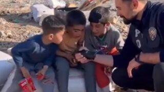 Depremzede çocuklar polis telsizinden böyle seslendi! Polislerin cevabı duygusal anlar yaşattı