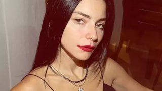 Merve Boluğur yine sınırları zorladı! Transparan elbisesiyle sere serpe uzandı