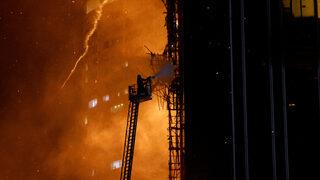 Hong Kong’da inşaat halindeki gökdelende yangın çıktı! Alevler geceyi gündüze çevirdi