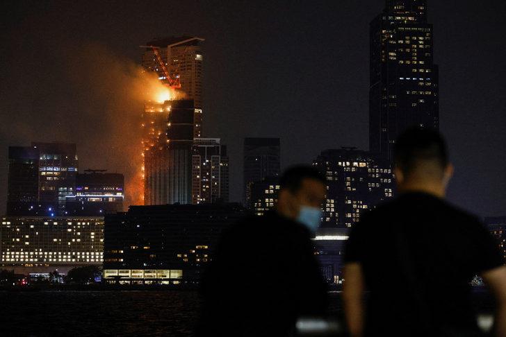 Hong Kong’da inşaat halindeki gökdelende yangın çıktı! Alevler geceyi gündüze çevirdi G4