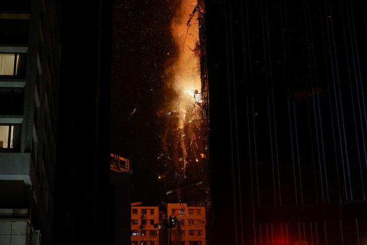 Hong Kong’da inşaat halindeki gökdelende yangın çıktı! Alevler geceyi gündüze çevirdi G5
