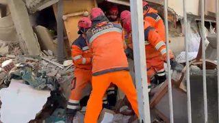 20 saatlik çalışmayla kurtardılar... Duygulandıran o anları böyle anlattı: Elimi tuttu ‘abi beni bırakma' dedi