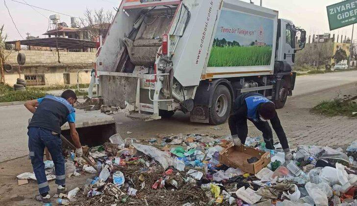 Siirt Belediyesi temizlik ekibi Hatay’da çöpleri topluyor