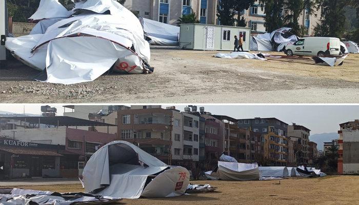 Depremzedelerin çadırları yıkıldı! Deprem bölgesinde kuvvetli rüzgar
