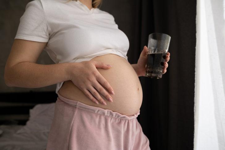 Hamileler kola içebilir mi? Hamilelikte kola içmek zararlı mı, gazlı içecek içebilir mi?