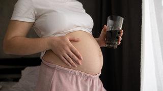 Hamileler kola içebilir mi? Hamilelikte kola içmek zararlı mı, gazlı içecek içebilir mi?