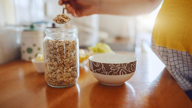 Yulaf süt yapar mı, yulaf ezmesi bebeğe gaz yapar mı? Yulaf anne sütünü artırır mı, emziren anne yulaf yiyebilir mi? 	