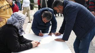 Adana'da EYT yoğunluğunun oluştuğu SGK binası bahçesine çadır kuruldu