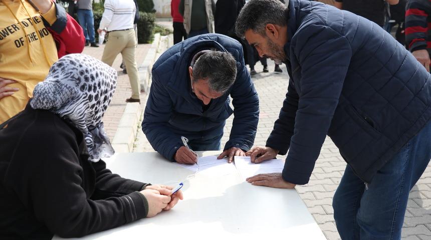 Adana'da "EYT" yoğunluğunun oluştuğu SGK binası bahçesine çadır kuruldu
