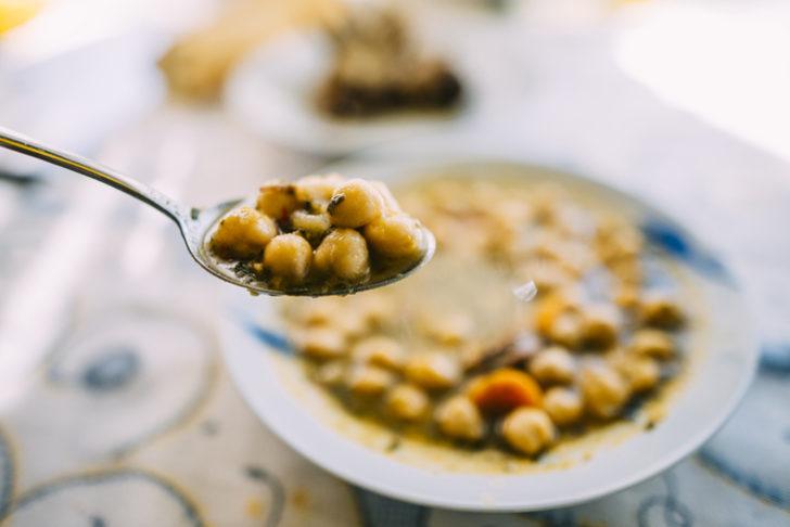 Nohutlu erişte çorbası nasıl yapılır? Zuhal Topal'la Yemekteyiz nohutlu erişte çorbası malzemeleri ve tarifi!
