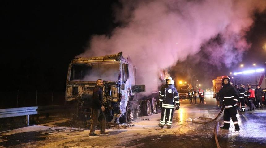 Deprem bölgesine gidiyordu! İş makinası yüklü tır alevlere teslim oldu