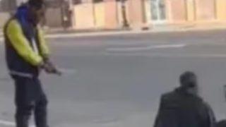 Her şey 3 saniye içinde oldu! Evsiz bir adamın yanına gidip silahını çıkarttı... Ardından kafasına nişan alıp tetiği çekti