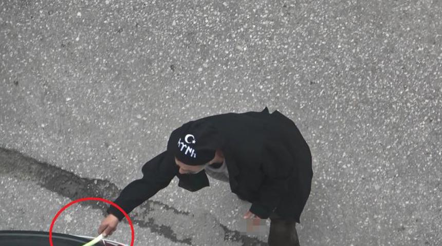 Alkollü vatandaşın yaptığı görenleri güldürdü! Pırasa sapıyla...